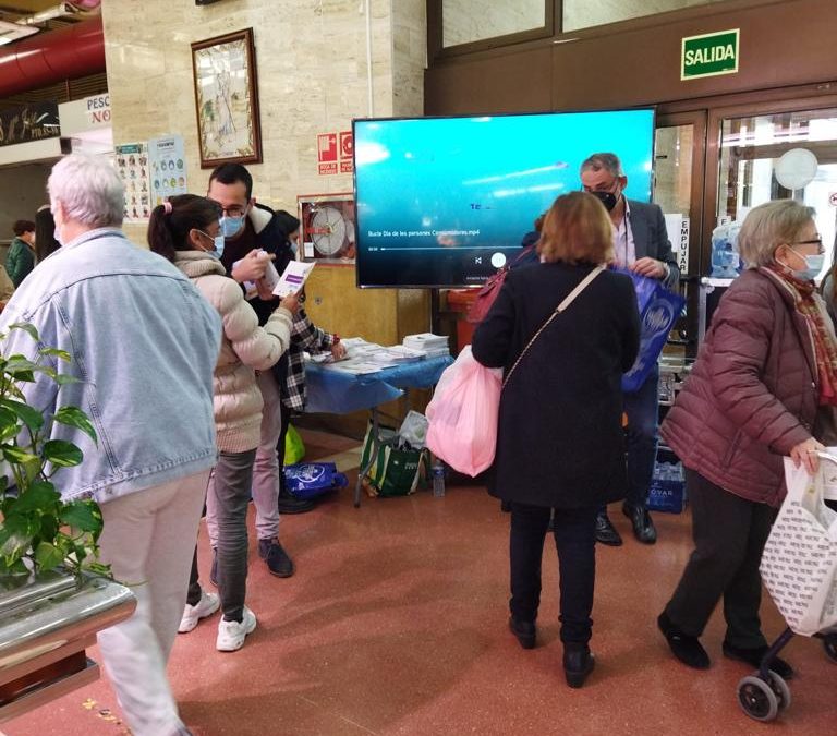 Mercados de la ciutat de València adheridos a Confemercats acogen las actividades informativas de la campaña del día mundial dels drets de les persones consumidores
