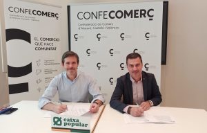 Firma del convenio de colaboración entre Confecomerç y Caixa Popular, con Rafael Torres y Vicent Vengut