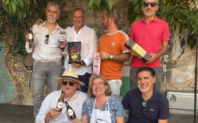 Els venedors del Mercat Central de València celebren el seu tradicional concurs de paelles, una ocasió per a cuinar a l’aire lliure fent família entre companys