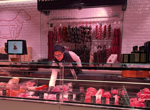 CONFECOMERÇ pone el foco en la identificación de riesgos ergonómicos en las carnicerías y ofrece soluciones para ayudar a fomentar la prevención y la productividad